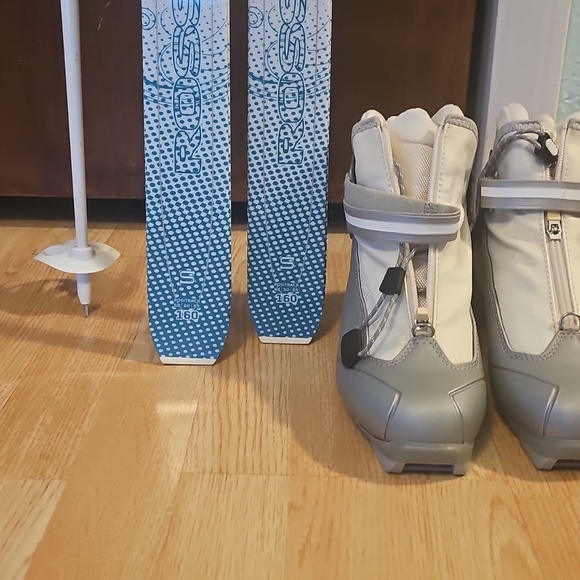 Cross Country Skis, Rossignol LLBean edition size 160, with alloy poles and boot - Picture 8 of 12